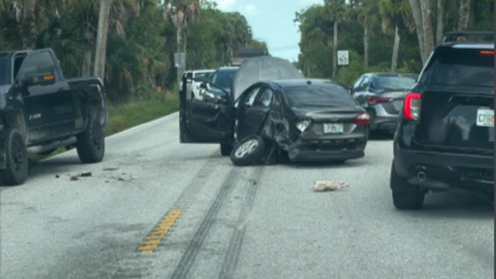 Head-on crash closes both lanes on SE Federal Highway in Martin County